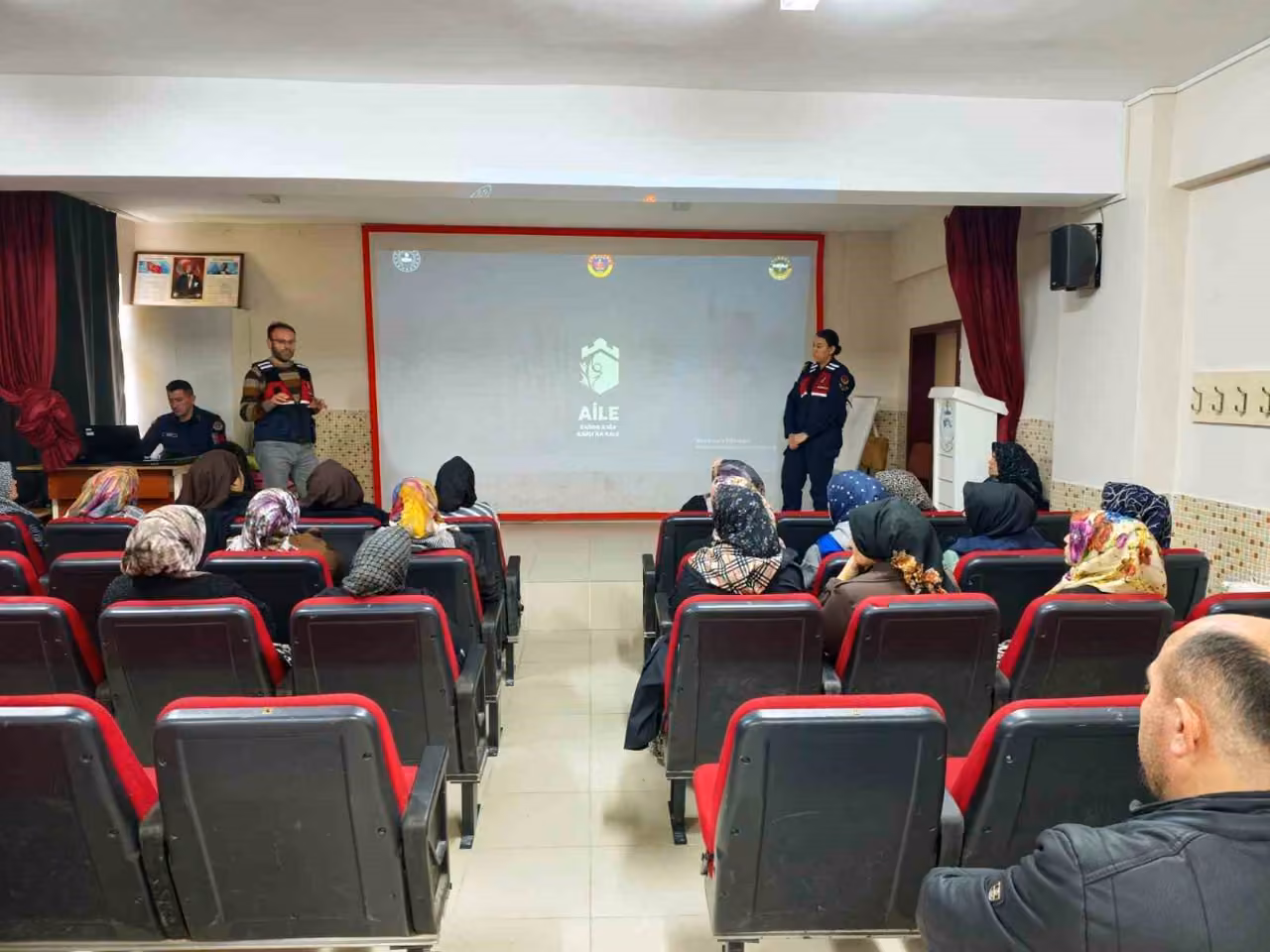 Jandarmadan velilere bağımlılıkla mücadele eğitimi