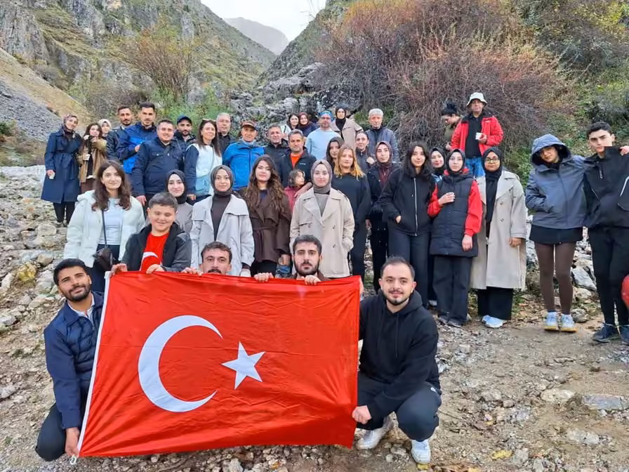 Erzincan’da Cumhuriyet’in 103. yılı doğa yürüyüşüyle kutlandı