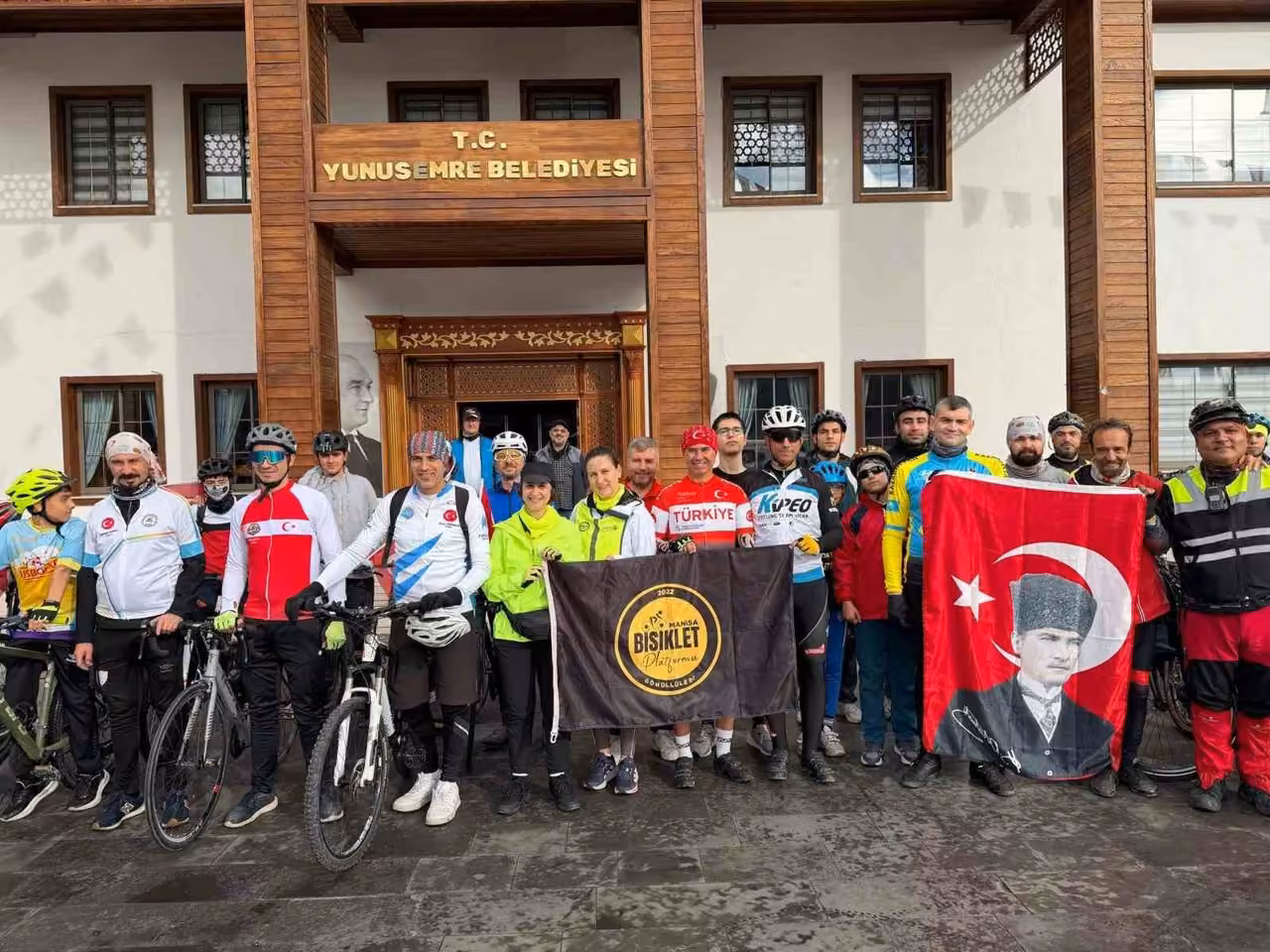 Cumhuriyet için 103 kilometre pedal çevirdiler