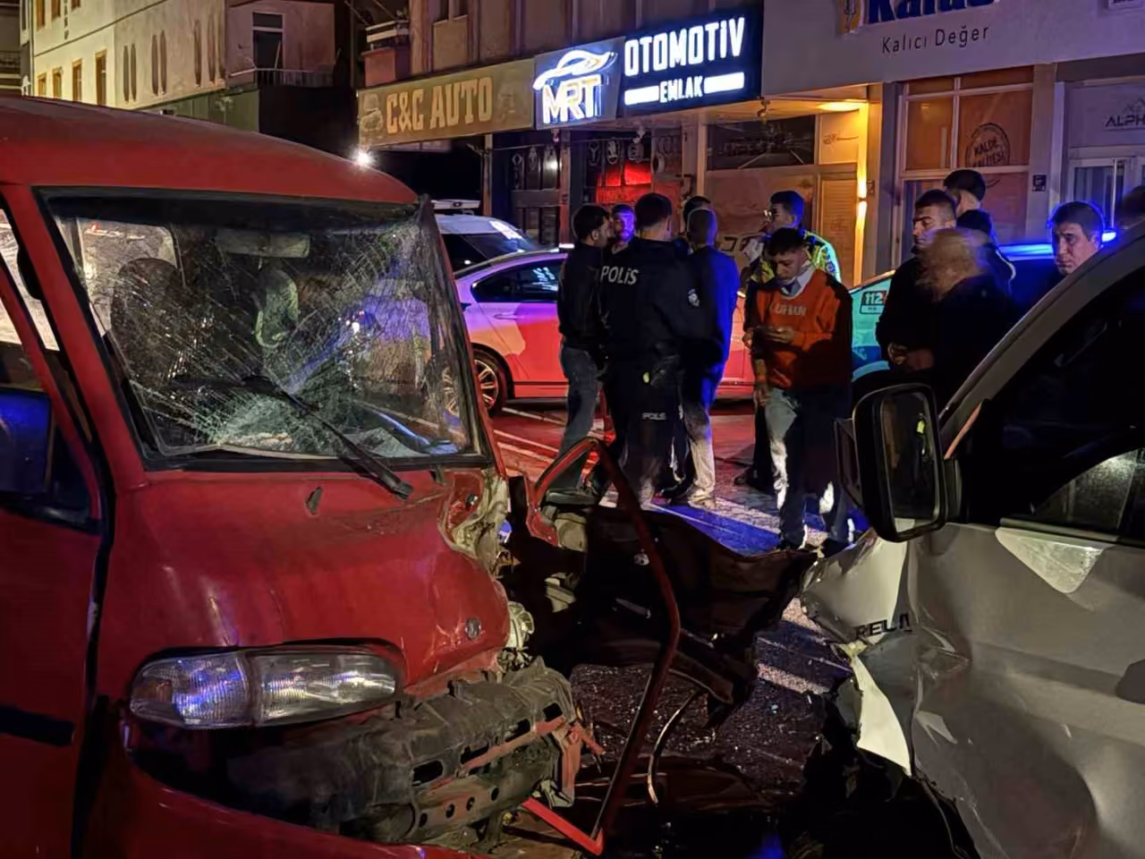 Pikapla kafa kafaya çarpışan kamyonet sürücüsü araçta sıkıştı: 2 yaralı