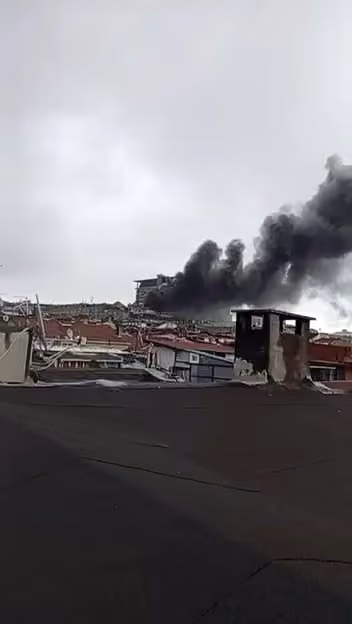 Bayrampaşa Muratpaşa Baltaş Sanayi Sitesi’nde bilinmeyen bir nedenle yangın çıktı. Olay yerine çok sayıda itfaiye ekibi sevk edildi.