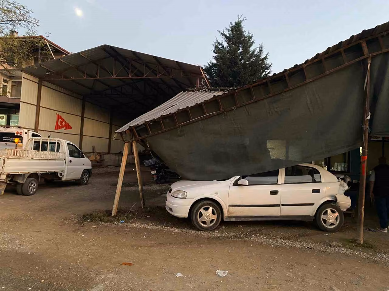 Kamyonla çarpışan otomobil kıraathaneye girdi