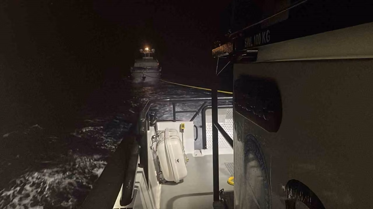 Çanakkale’de sürüklenen teknedeki 3 kişi kurtarıldı