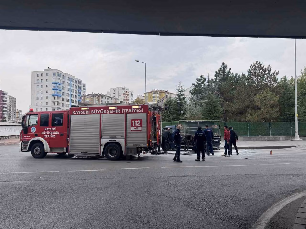 Seyir halindeki kamyonetin lastiği yandı
