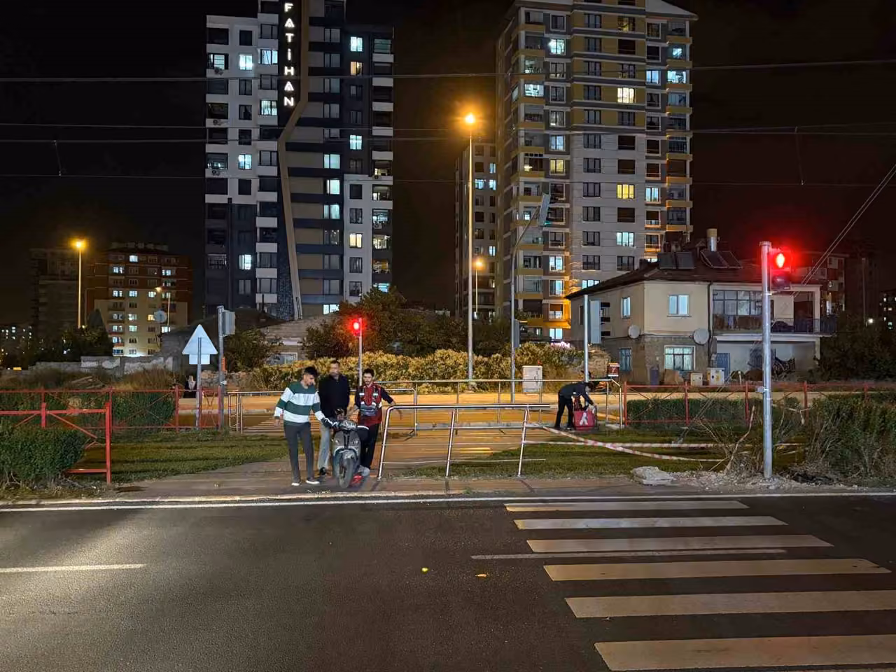 Yaya geçidinden geçmeye çalışan motosiklet tramvayla çarpıştı: 1 yaralı