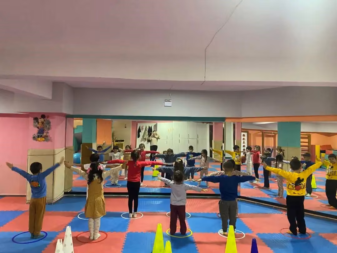 Germencik’te minikler hem eğleniyor hem spor yapıyor