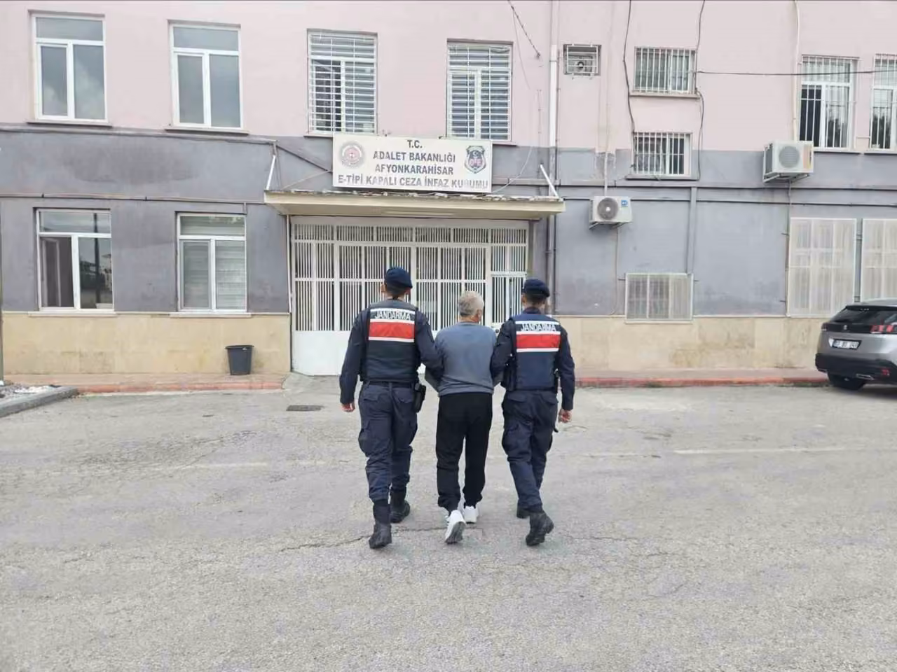 İhsaniye’de aranan şahsı jandarma yakaladı