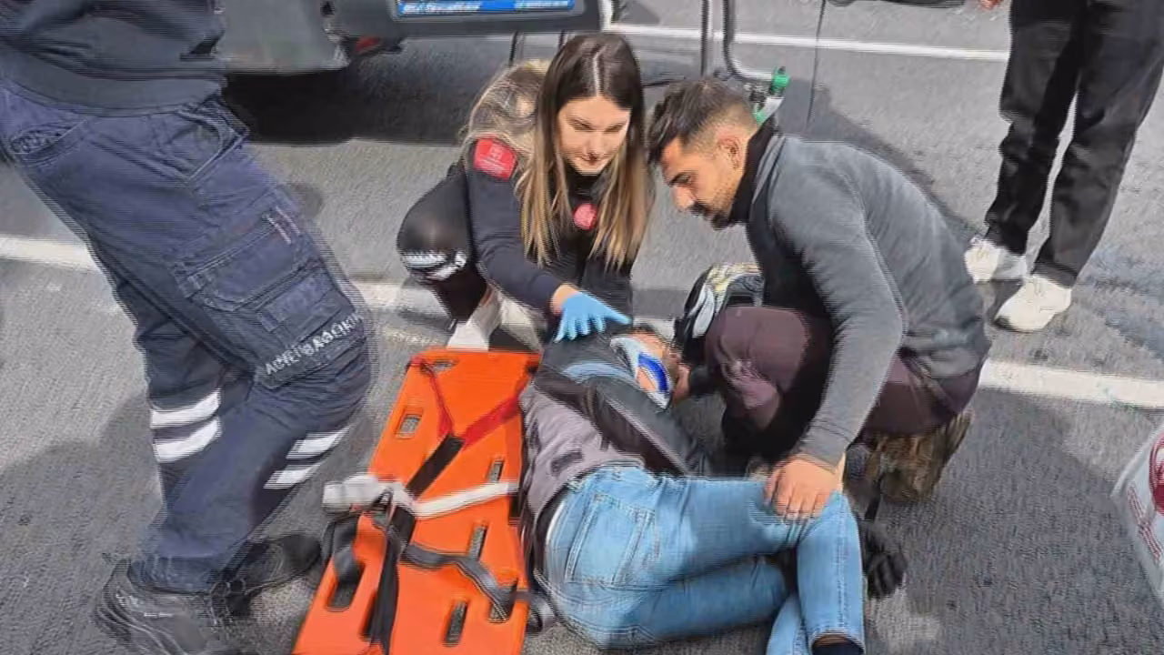 Otomobille çarpışan motosiklet sürücüsü havaya savruldu: 1 yaralı