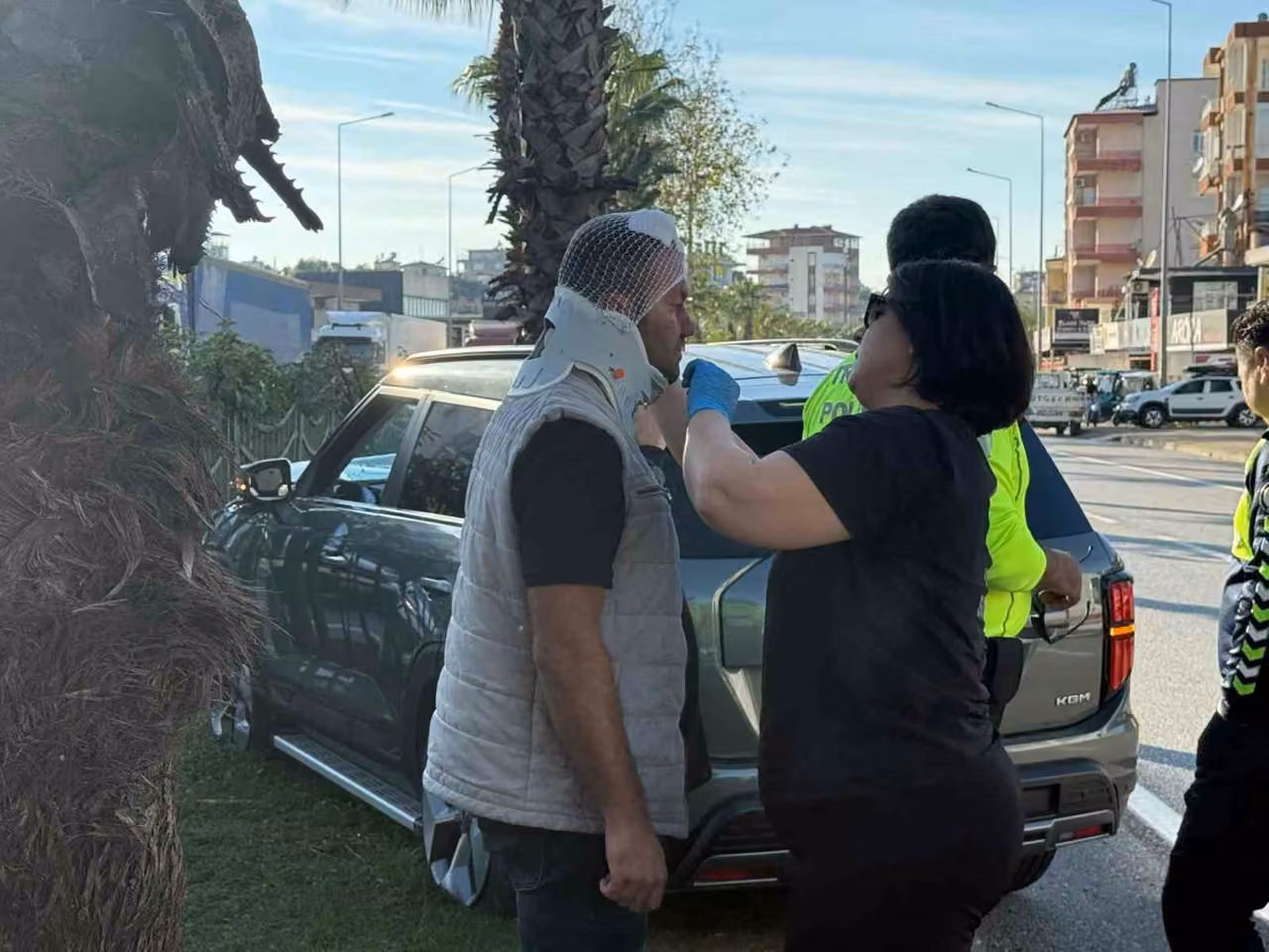 Otomobilin çarptığı yaşlı adama ilk müdahale yoldan geçen doktor belediye başkanından geldi