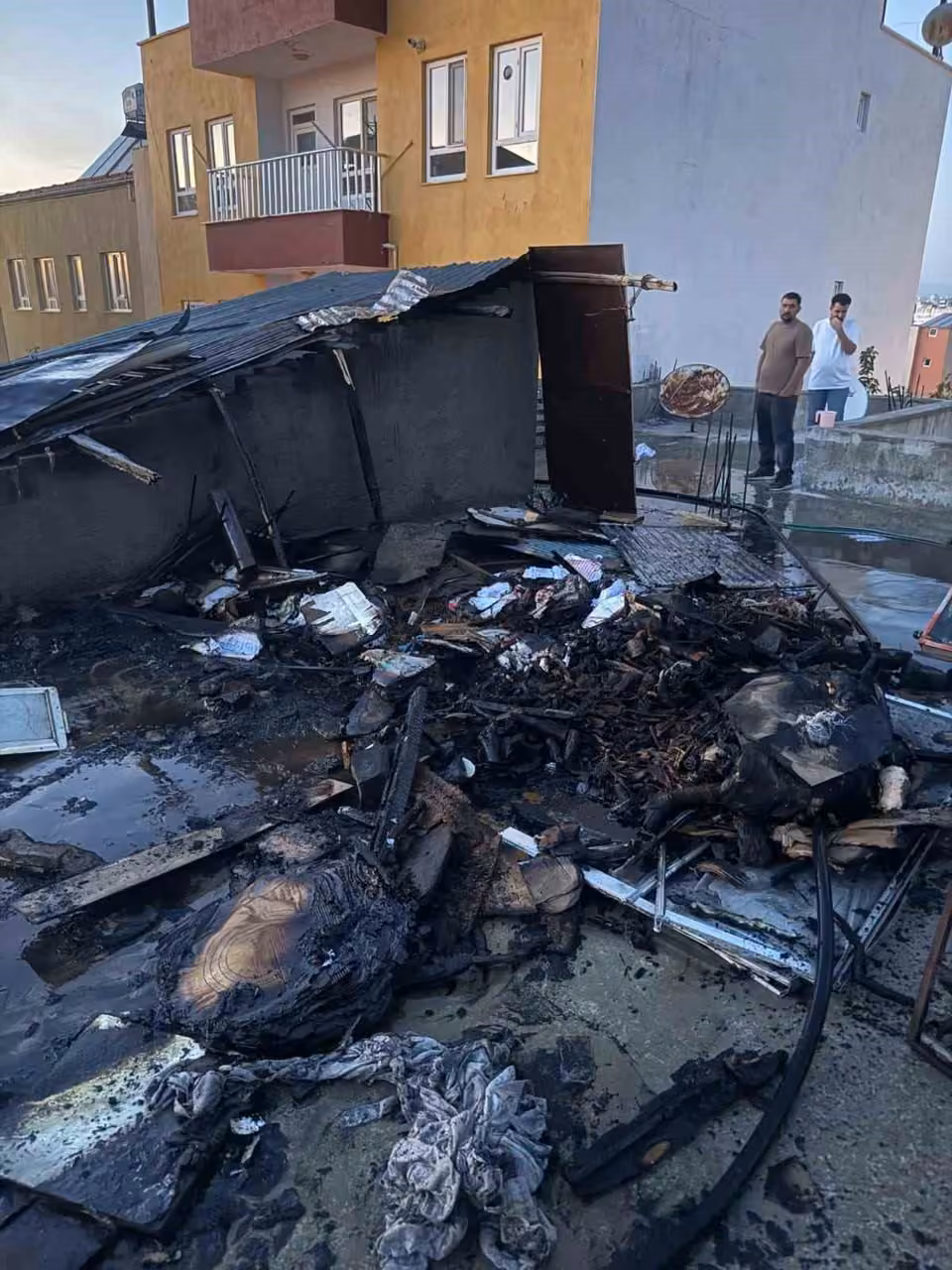 Evin çatısında çıkan yangın korkuttu