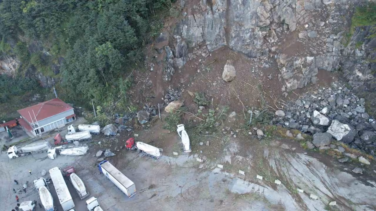 Hopa’da heyelanın yaşandığı tır parkı havadan görüntülendi