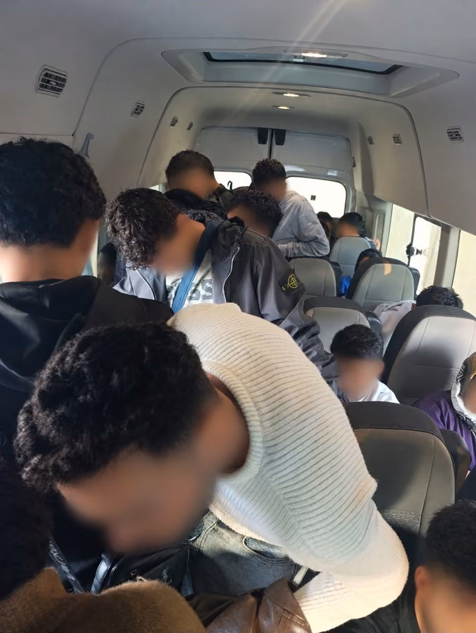 İzmir’de durdurulan araçta 34 düzensiz göçmen yakalandı