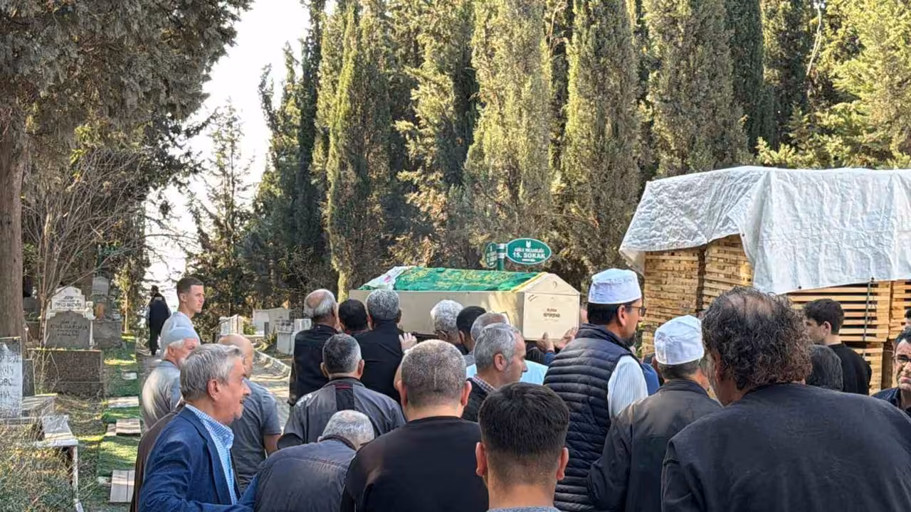 Manisa’daki feci kazada hayatını kaybeden 11 kişi son yolculuğuna uğurlandı