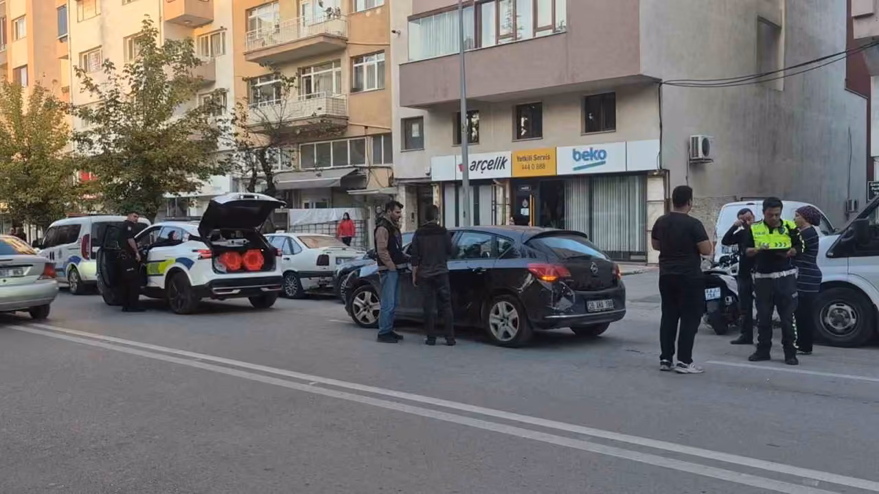 Eskişehir’de otomobile arkadan çarpan motosikletin sürücüsü yaralandı