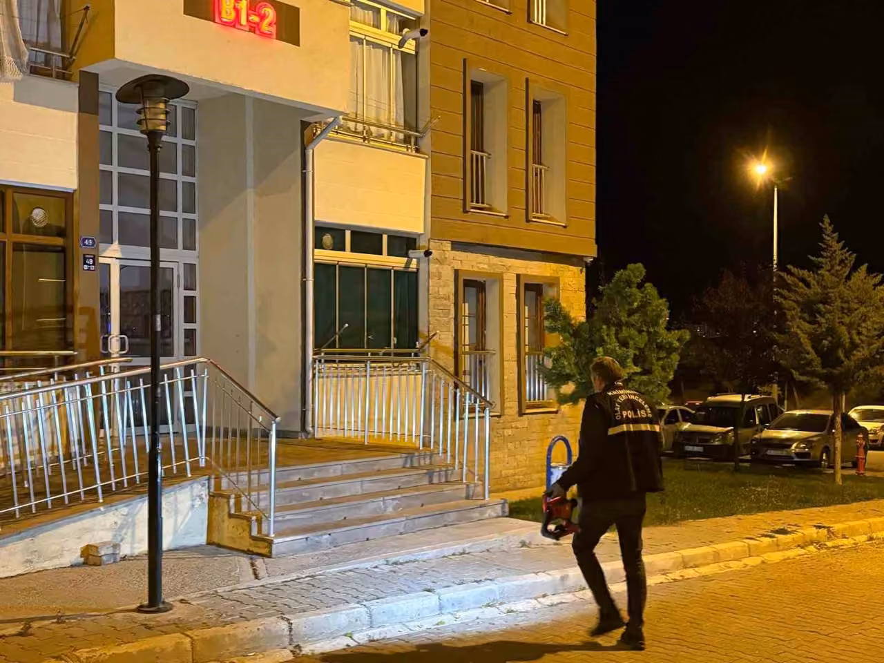 Binanın önündeki bıçaklı kavga ‘hesap’ yüzünden çıkmış