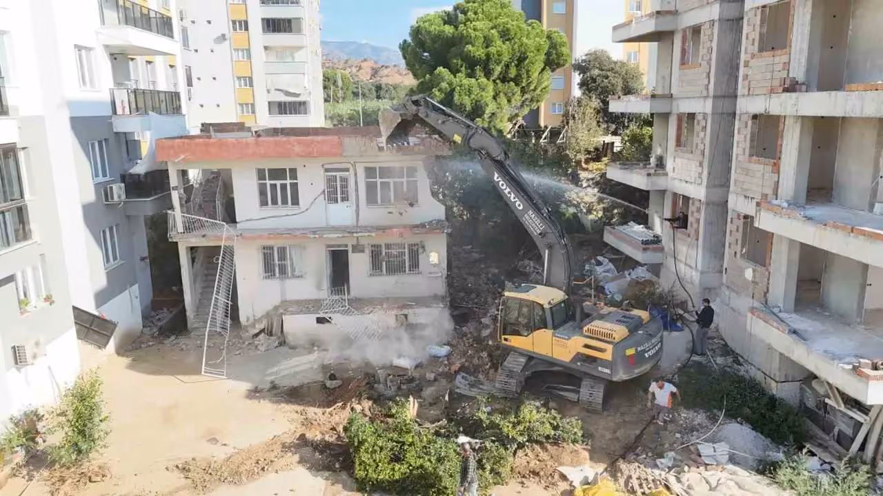 Metruk bina yıkıldı, trafik rahatlayacak