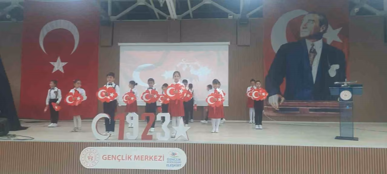 Eleşkirt’te 29 Ekim Cumhuriyet Bayramı coşkusu: Miniklerin gösterileri beğeni topladı