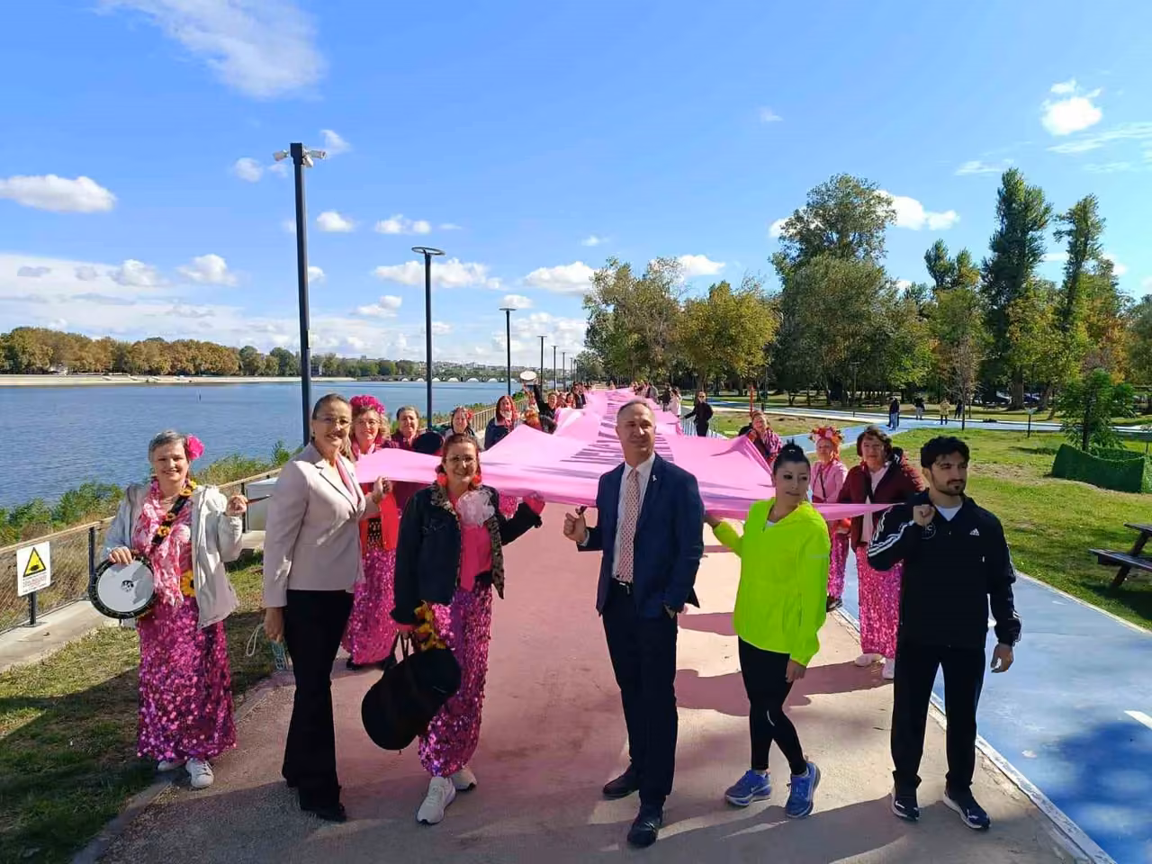 Edirne’de 18 metrelik pembe afişle meme kanserine karşı farkındalık mesajı verildi