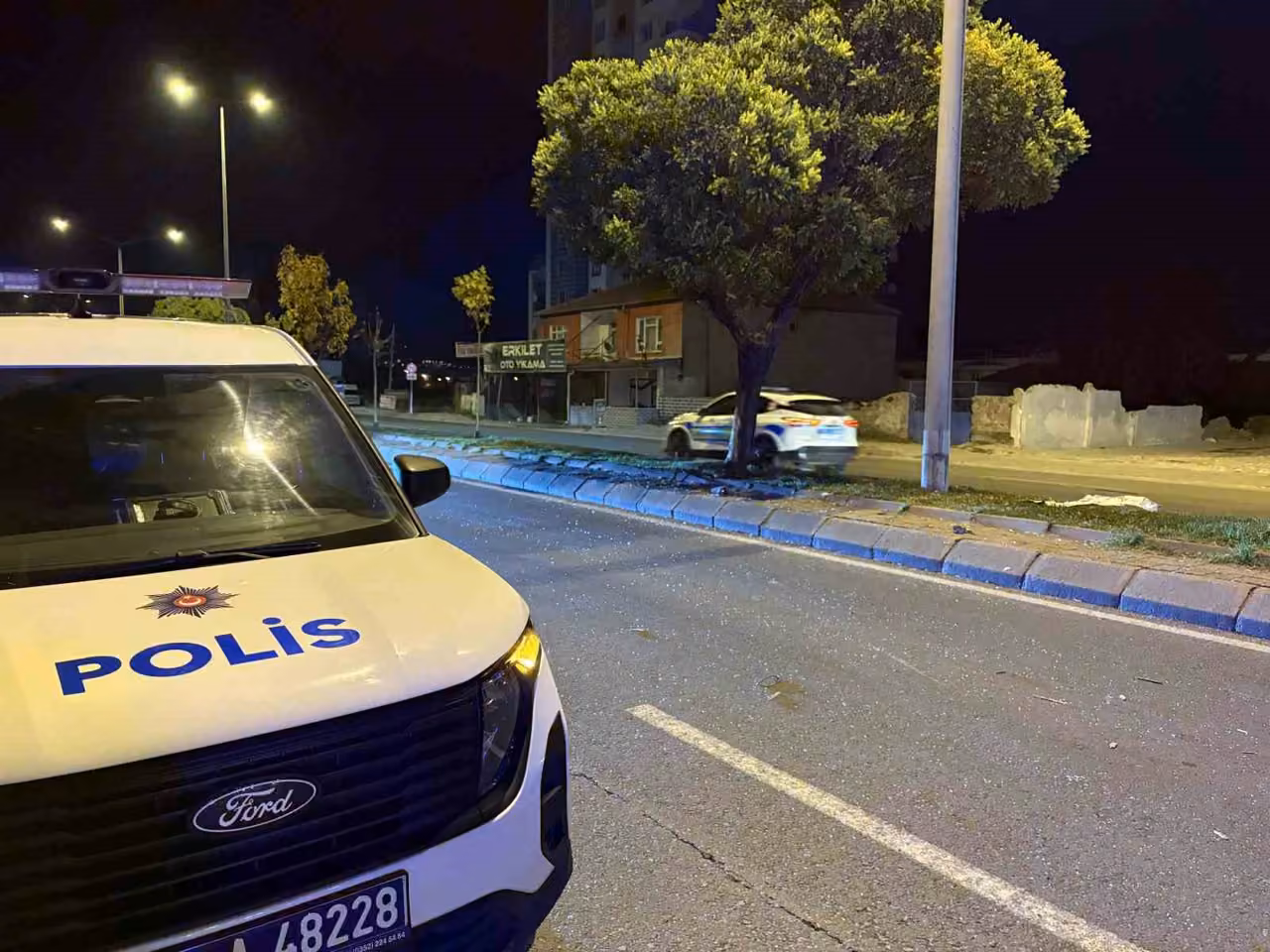 Ağaca çarpan otomobilde sıkışan sürücüyü itfaiye ekipleri kurtardı: 1 yaralı