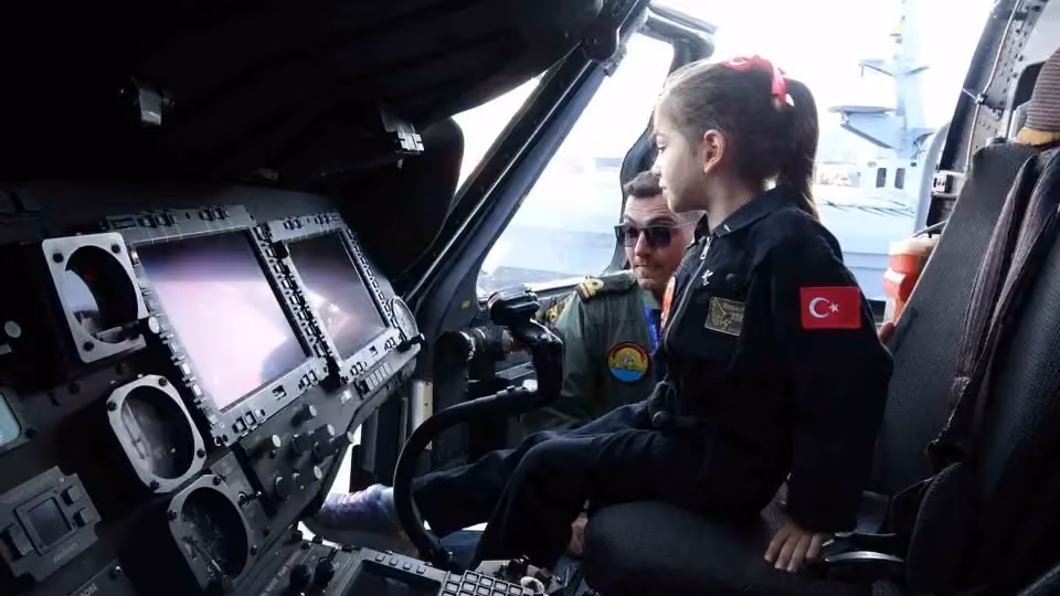 Uçakları camdan izliyordu, TEKNOFEST’te kokpite oturdu: 6 yaşındaki Meryem’in F-16 hayali