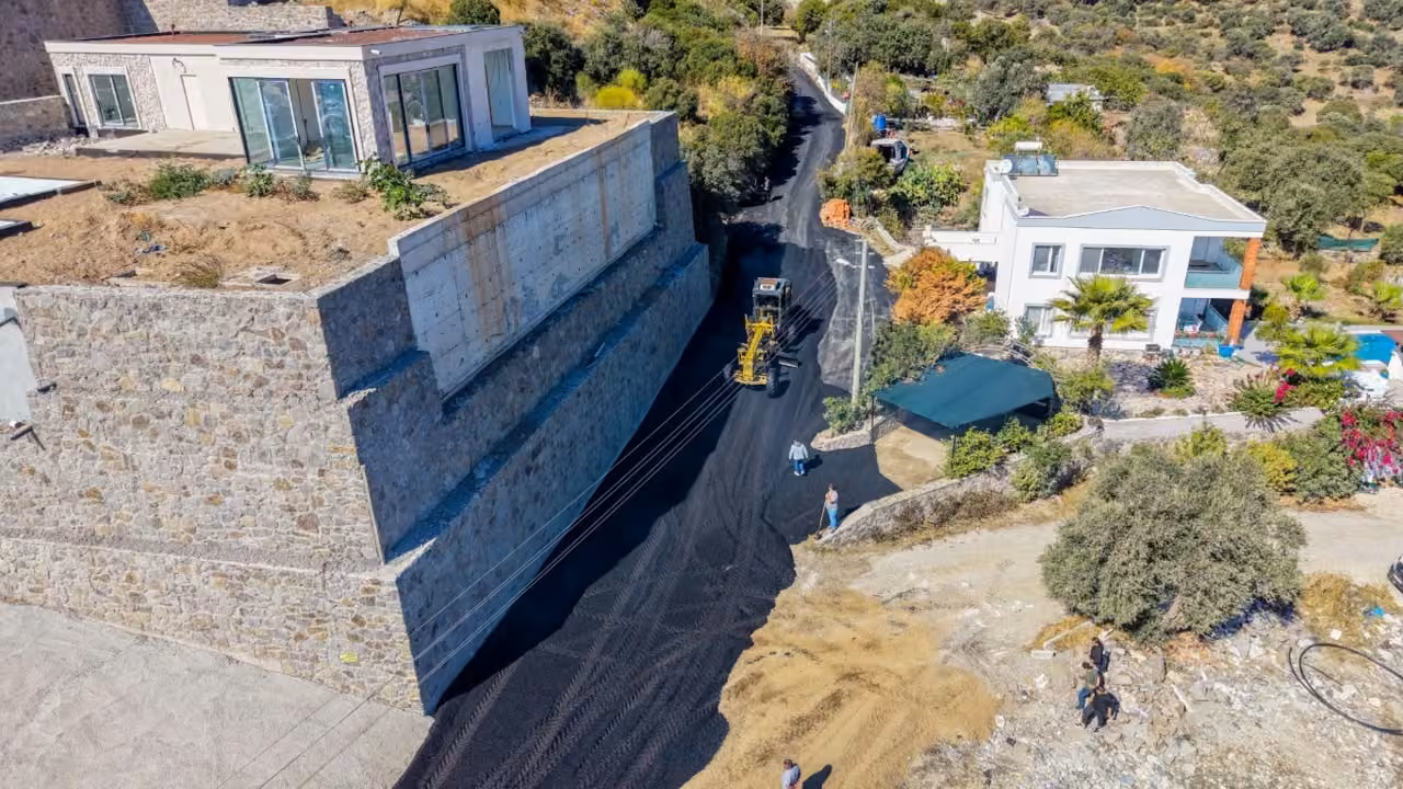 Bodrum’da beş mahallede yol çalışmaları sürüyor
