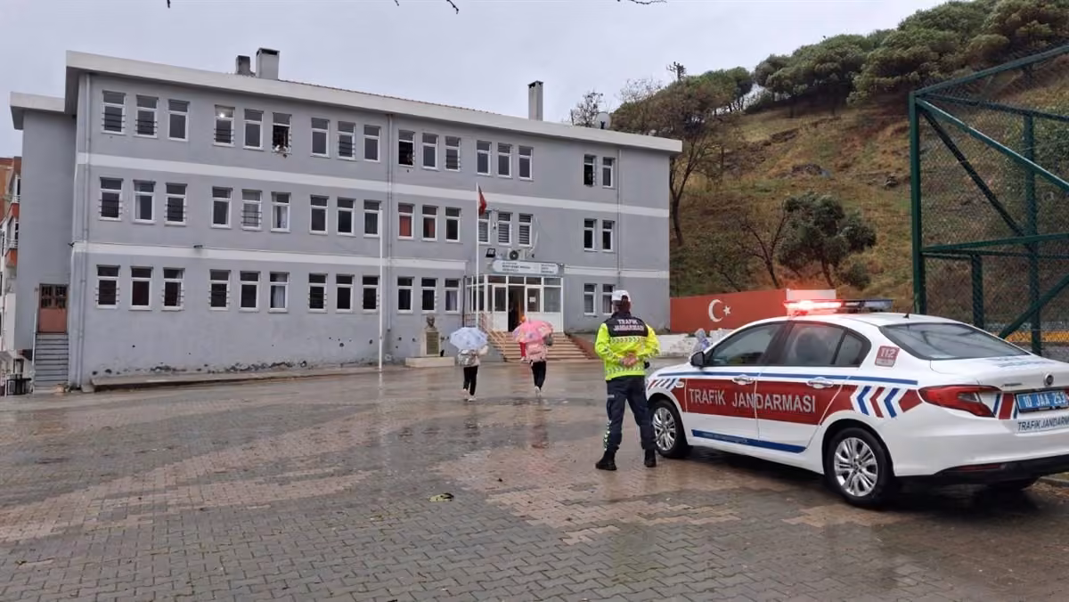 Balıkesir jandarmadan okul çevrelerinde denetim