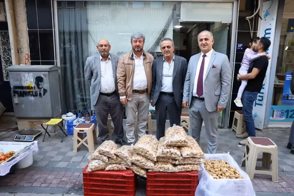 Başkan Kaya, İncirliova Köylü Pazarı’nda esnaf ve vatandaşlarla buluştu