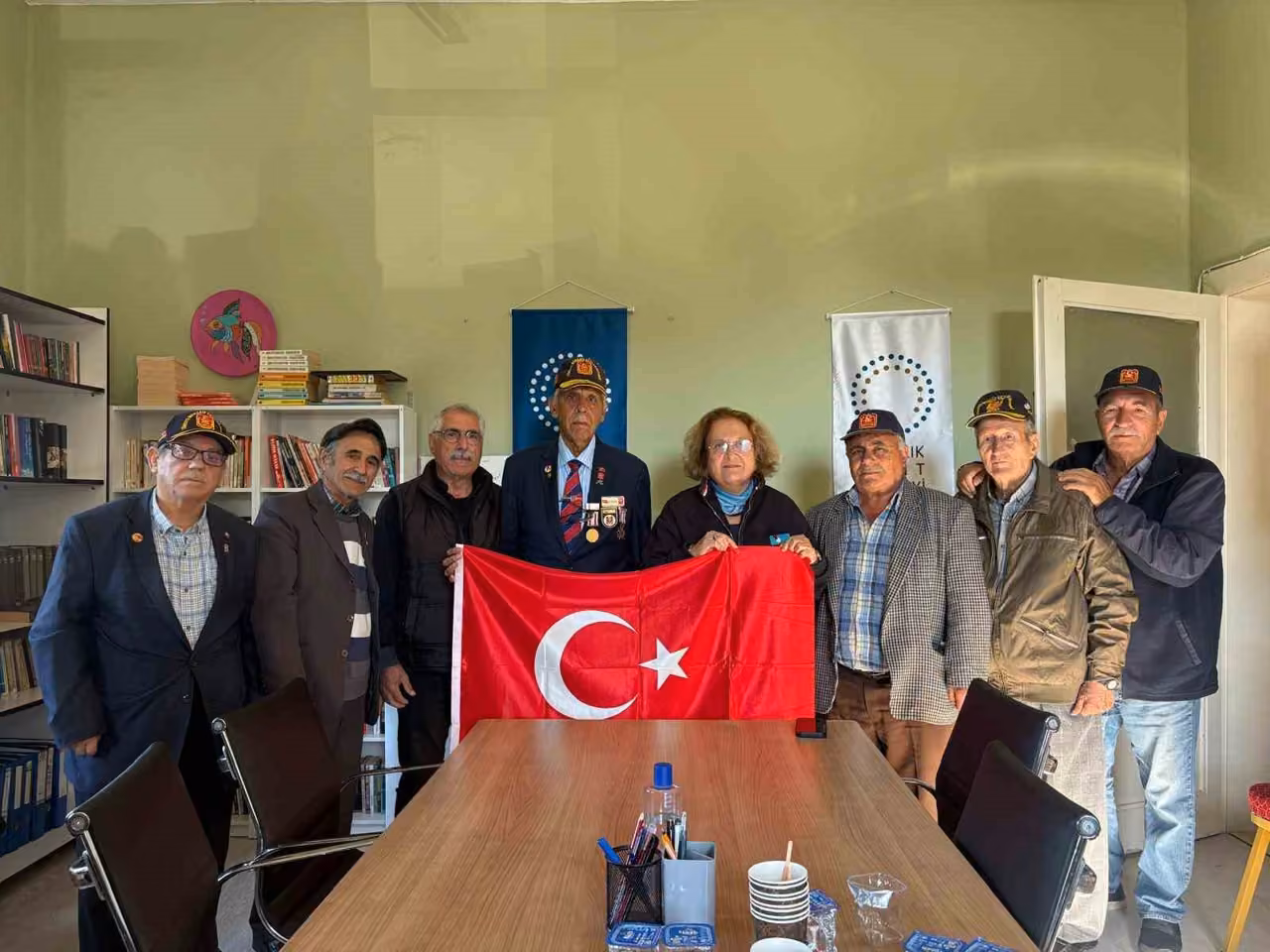 Ayvalıklı gazilerden Kent Konseyi Başkanı Füsun Atay’a anlamlı jest