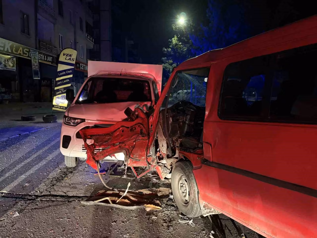 Pikapla kafa kafaya çarpışan kamyonet sürücüsü araçta sıkıştı: 2 yaralı