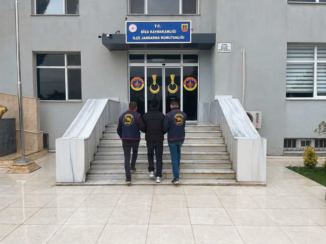 Çanakkale’de çeşitli suçlardan aranan 15 şüpheli tutuklandı