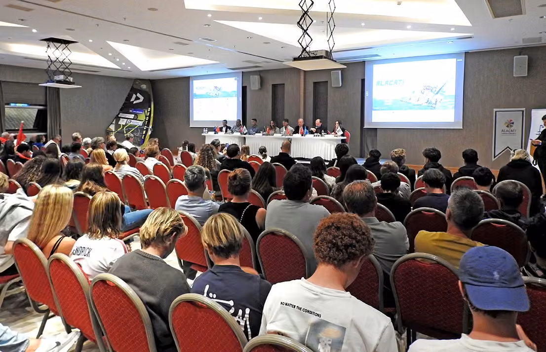 Alaçatı Wind Fest 2026 başladı: Dünyanın genç sörfçüleri Alaçatı’da buluştu