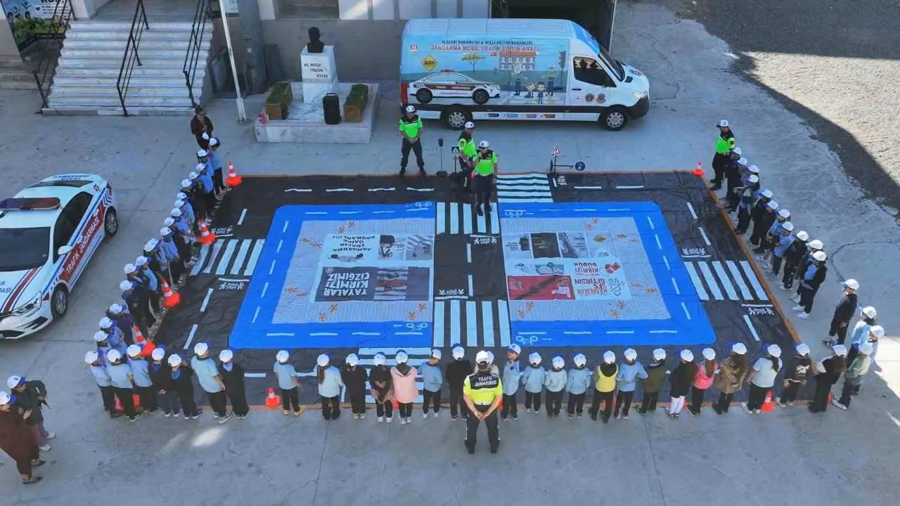 Jandarmadan ilkokul öğrencilerine trafik eğitimi