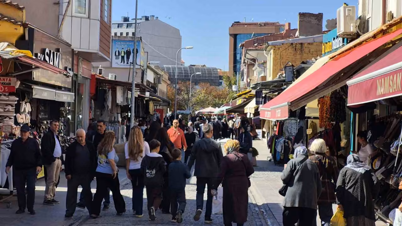 Eskişehir’de güneş yüzünü gösterdi, çarşıda adım atacak yer kalmadı
