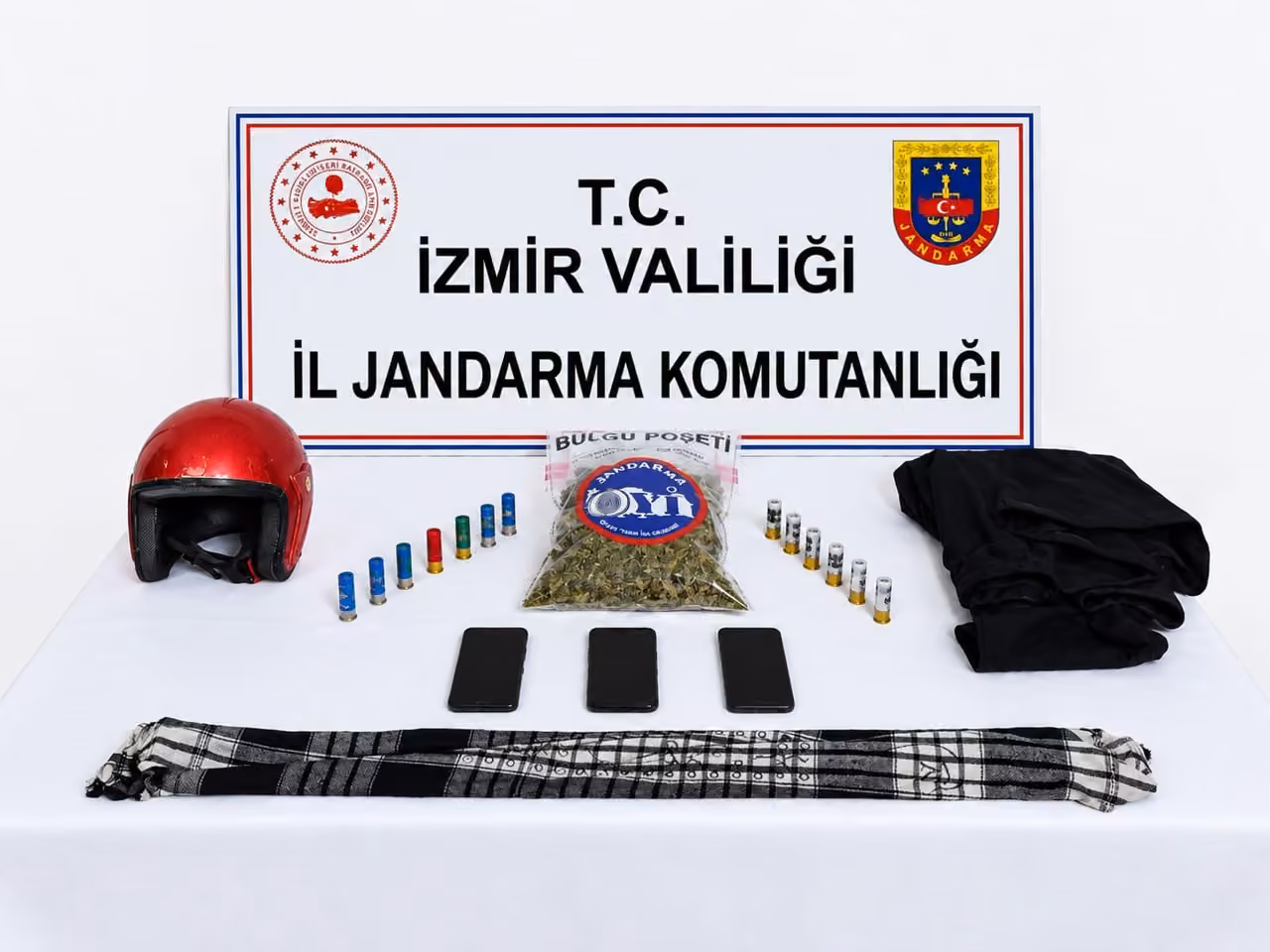 Park halindeki otomobillere ateş eden 2 şüpheli yakalandı
