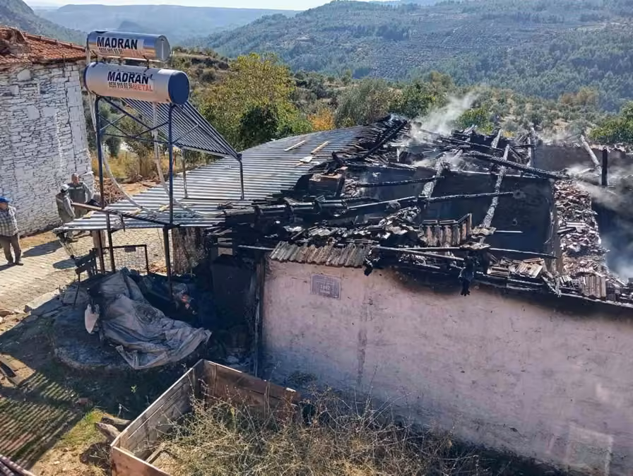 Aydın’da çıkan yangında bir ev küle döndü