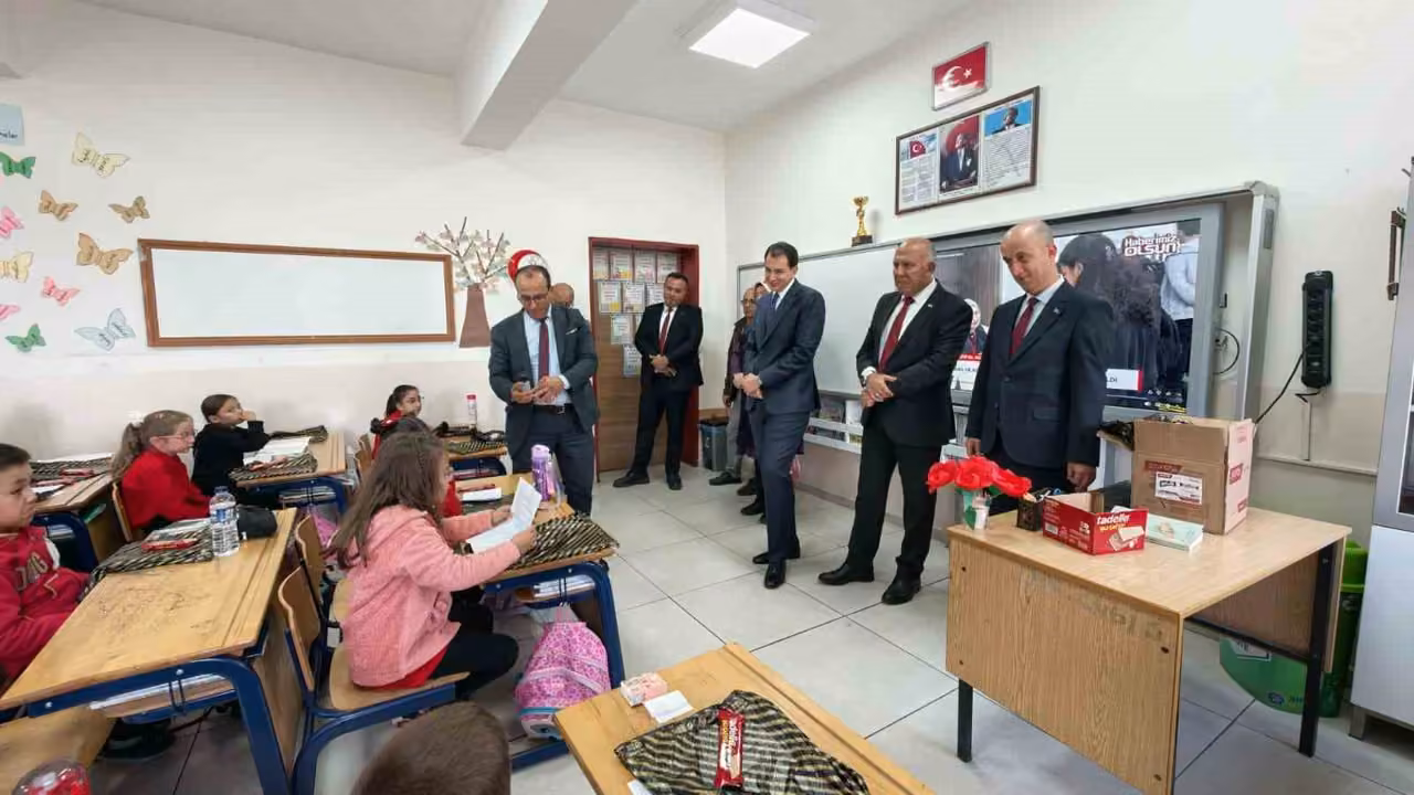 Hisarcık’ta minik öğrencilerin mektupları mutluluğa dönüştü