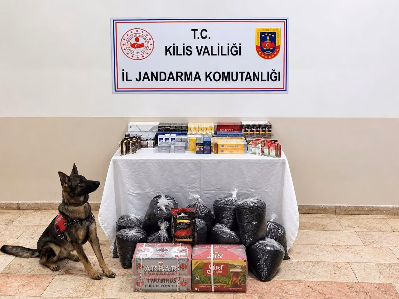 Kilis’te 750 paket kaçak sigara ve 60 kilo kaçak çay ele geçirildi