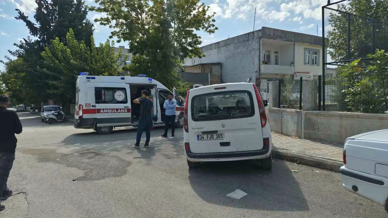 Adıyaman’da kamyonet ile motosiklet çarpıştı: 2 yaralı