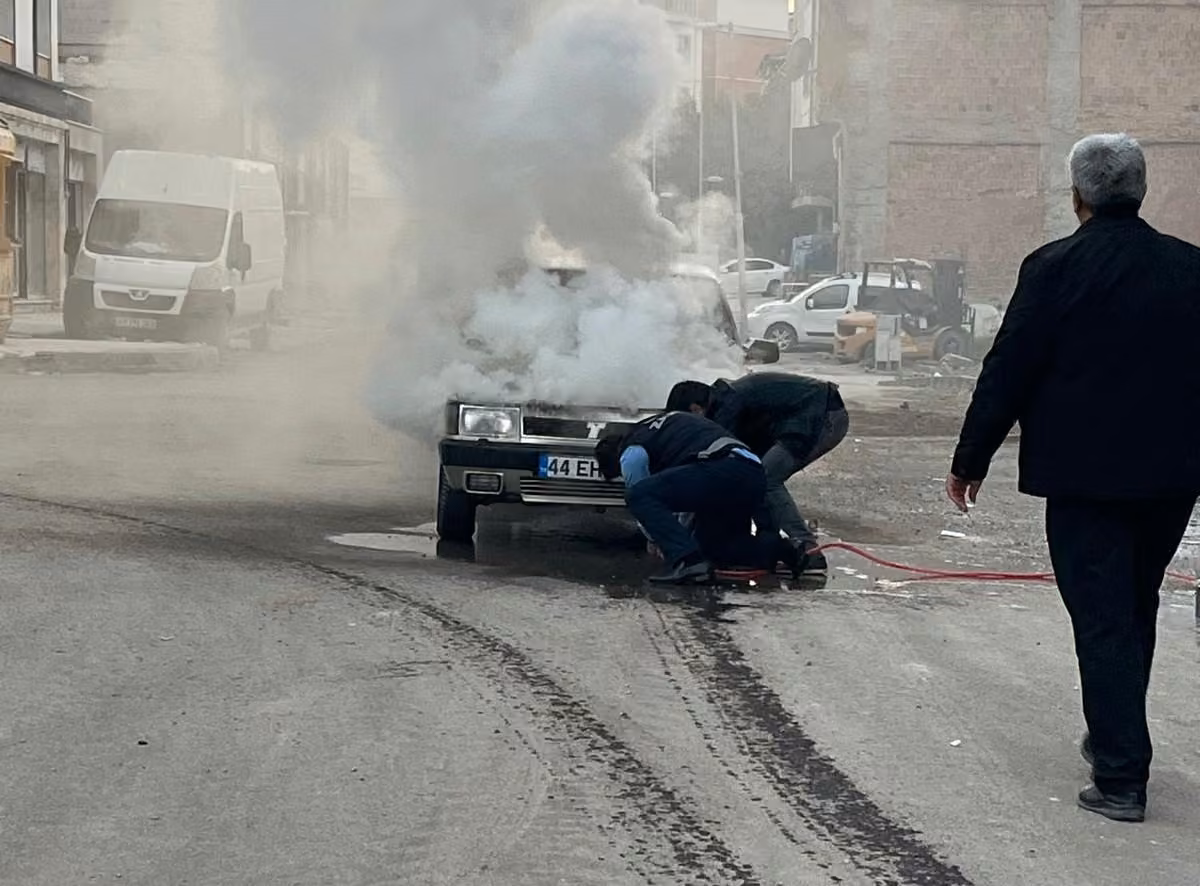 Battalgazi’de yangın çıkan araca zabıta ekipleri müdahale etti