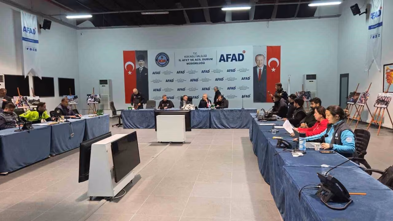 Kocaeli’de sağanak nedeniyle kriz merkezinde toplantı yapıldı