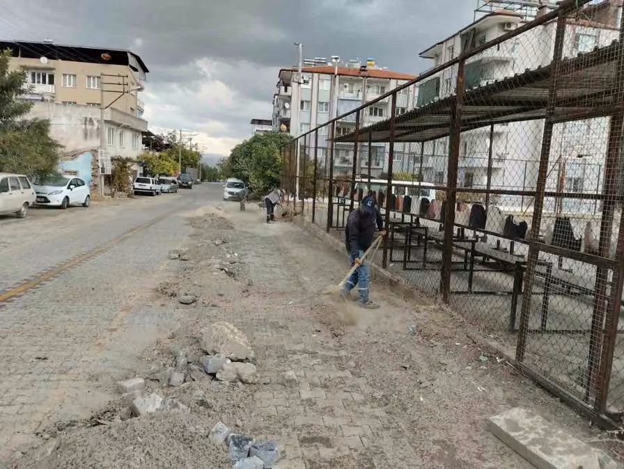 Koçarlı’da yol bakım ve çevre düzenleme çalışmaları sürüyor