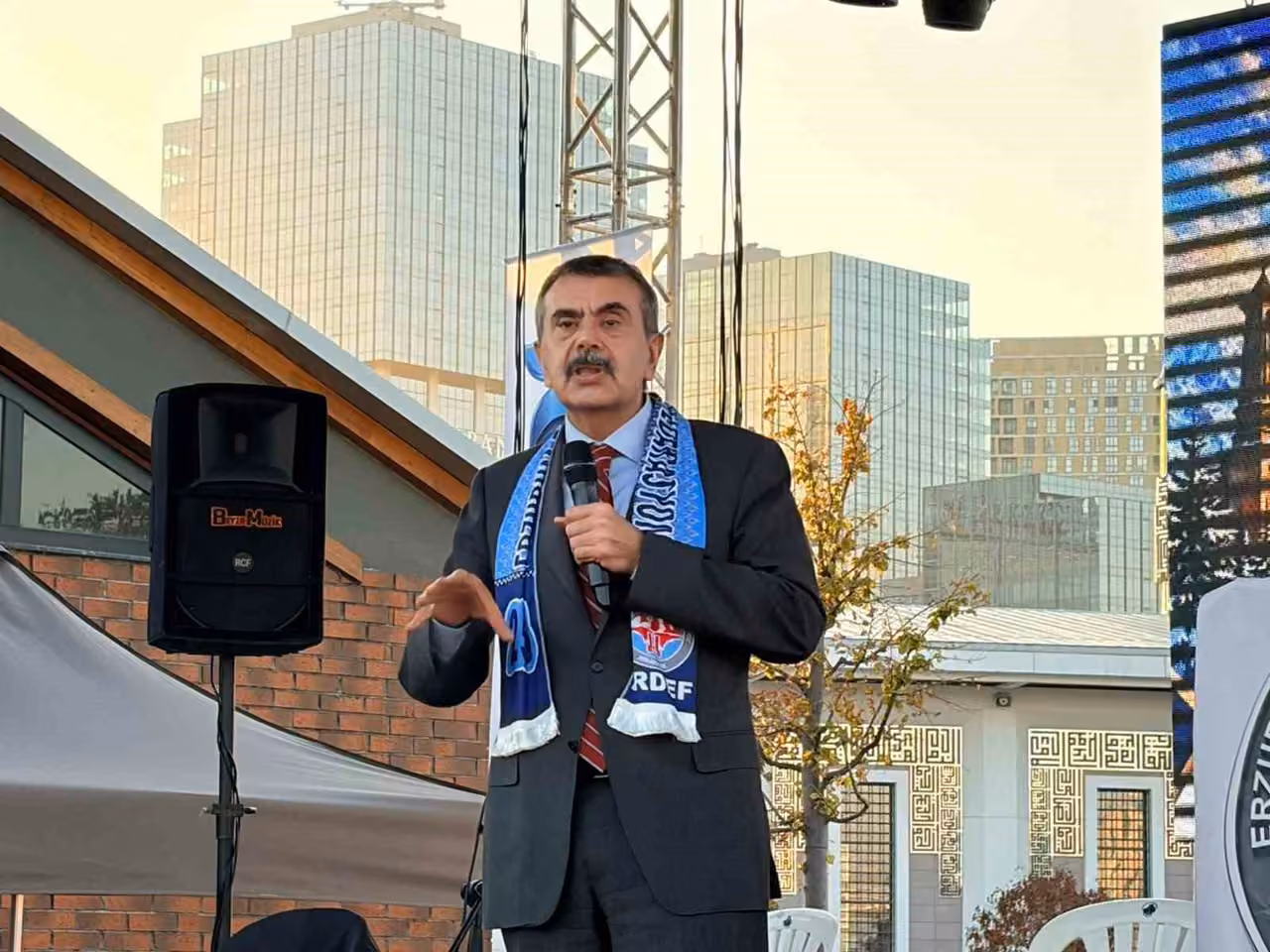 Bakan Tekin: "Sosyal medyada hem içerik üreticileri hem de yapımcı şirketler yeterince hassas davranmıyorlar"