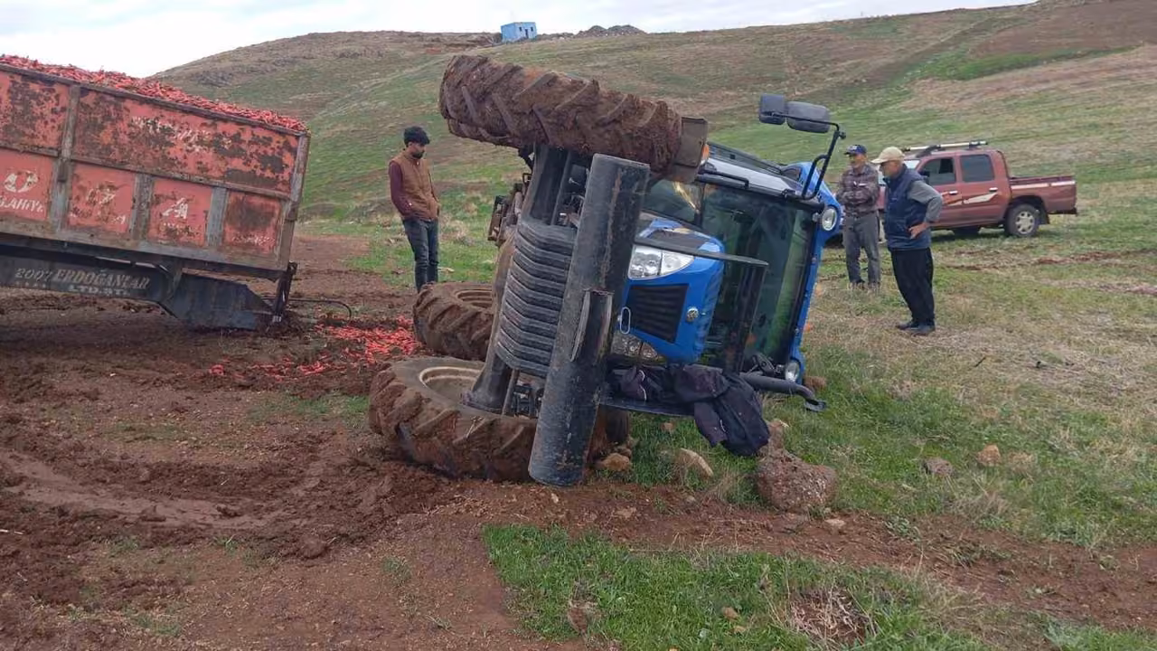 Kontrolden çıkan traktör devrildi