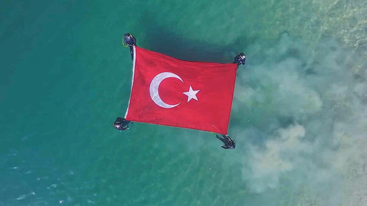 Havada, karada, suda Türk bayrağını dalgalandırdılar