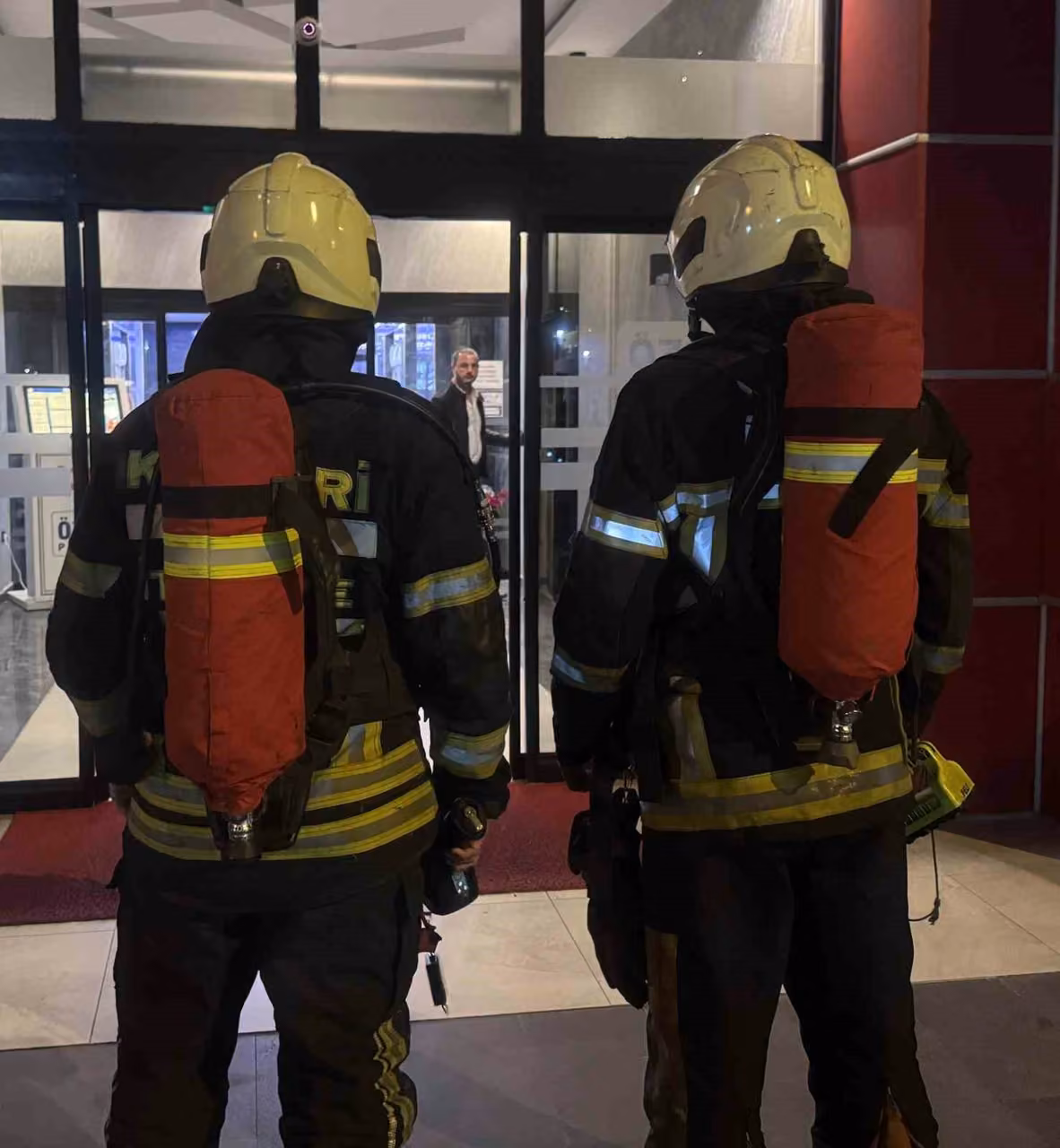 Tost makinesinde unutulan ekmek ekipleri alarma geçirdi