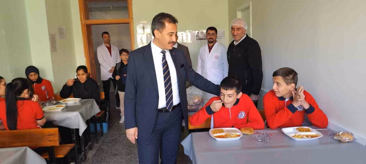 Keleş, taşımalı eğitim gören öğrencilerle yemekte buluştu