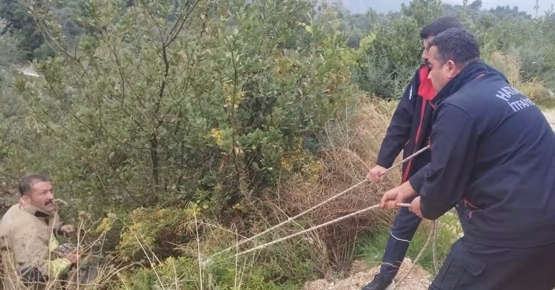 Defne’de kayalıklardan düşen vatandaş yaralandı