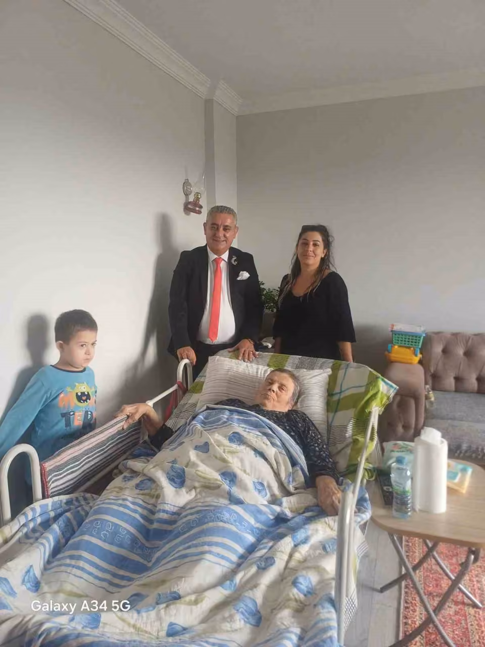 Kırşehir’de Beyaz Ay Derneği’nden ihtiyaç sahibi aileye medikal malzeme desteği
