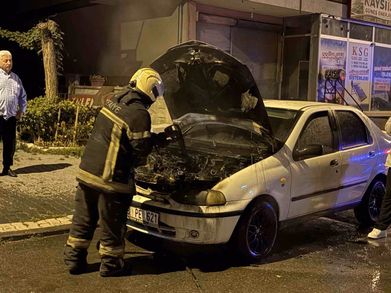 Çalıştırıldığı sırada alev alan otomobil, itfaiye ekipleri tarafından söndürüldü