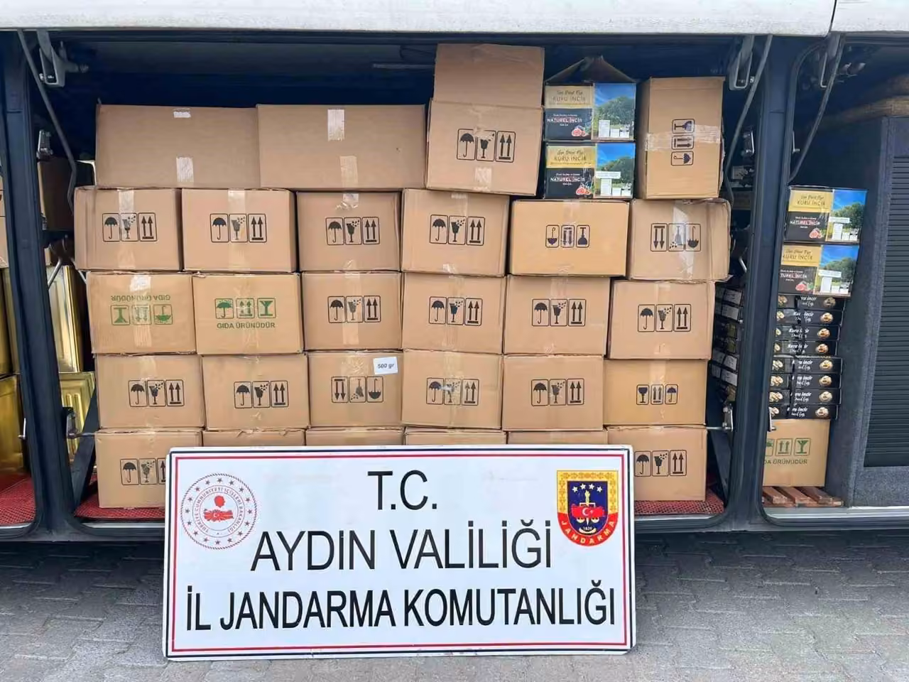 Şehirlerarası otobüste kaçak incir ele geçirildi